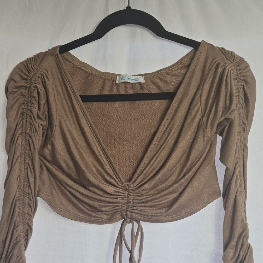 🖤5/$20🖤 Chic Tan Ruched Long Sleeve Cropped Top